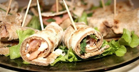 Ржаные рулетики с семгой