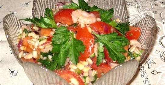 Салат из перловки с креветками и помидорами