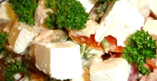 Салат с брынзой и курицей