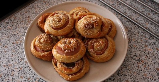 Слоеные рулетики с сосисками