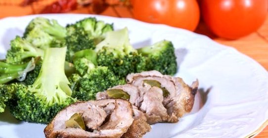 Говядина с маринованными огурцами