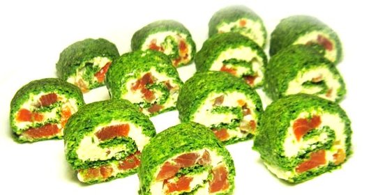 Зеленый рулет из шпината с лососем