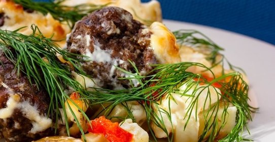 Говяжьи биточки в сливочно-сырной подливе