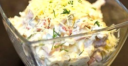 Салат с курицей, ветчиной и сметаной
