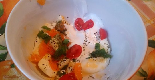 Салат с яйцом, черри и зеленым луком