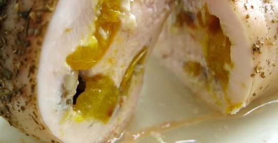 Рулет из курицы с алычой и грецкими орехами