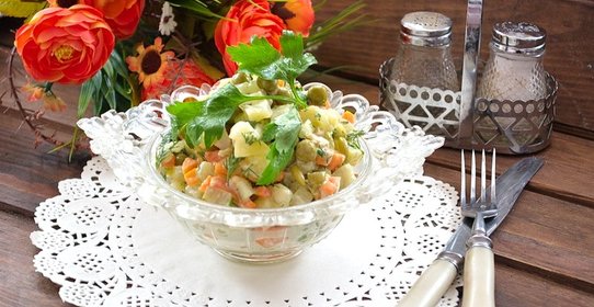 Картофельный салат с кальмарами и огурцами