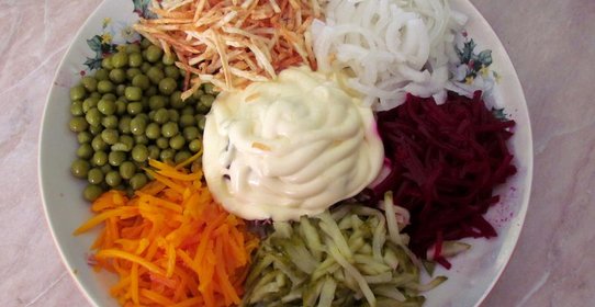 Салат с жареным картофелем, свеклой и мясом