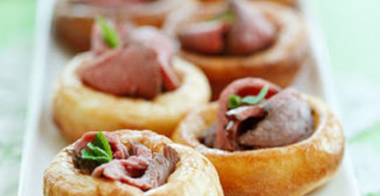 Миниатюрные йоркширские пудинги с ростбифом, ягодным конфитюром и шалфеем