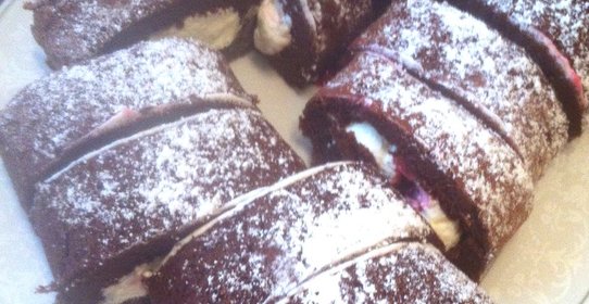 Шоколадный рулет с вишней и взбитыми сливками