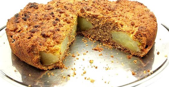 Жареный грушевый пирог с фундуком