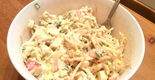 Нежный салат с крабом, яйцами и проростками