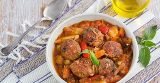 Тефтели с тушеными овощами