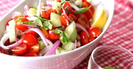 Салат с горчичной заправкой и помидорами черри