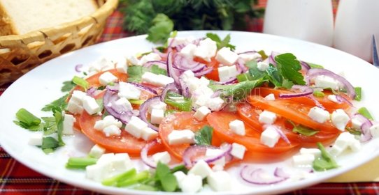 Салат с брокколи, оливками и яйцами