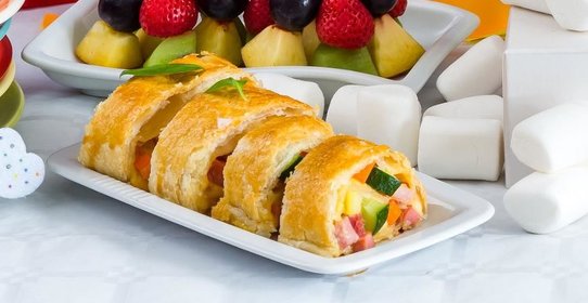 Рулетики из слоеного теста с сыром и ветчиной и овощами