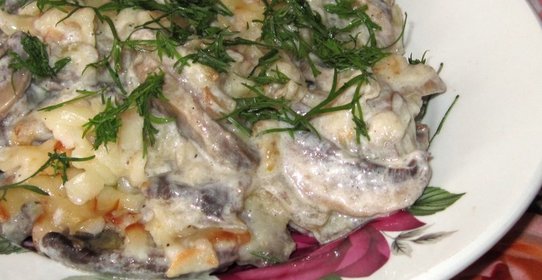 Шампиньоны тушеные в сливочно-сырном соусе