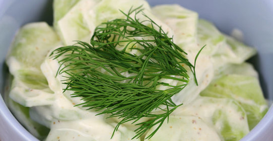 Салат из огурцов со сливочно-горчичным соусом