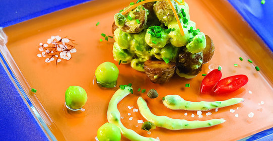 Рулет с куриной грудкой, зеленью и орехами