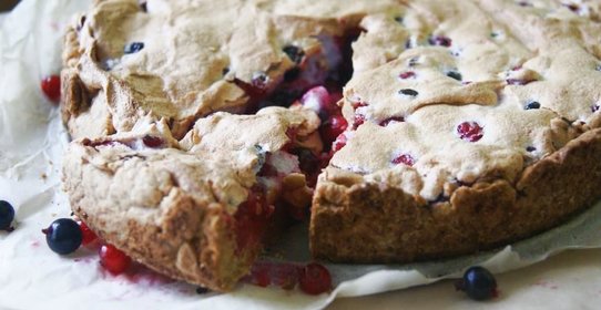 Пирог с красной смородиной и меренгой