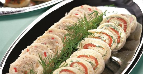 Рулеты с семгой, сыром и красным перцем