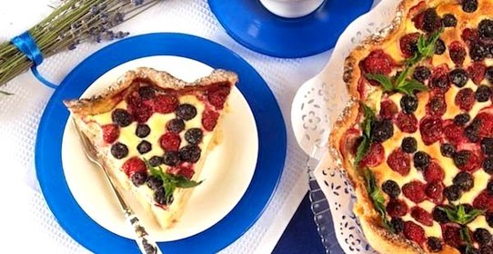 Открытый пирог из голубики и клубники