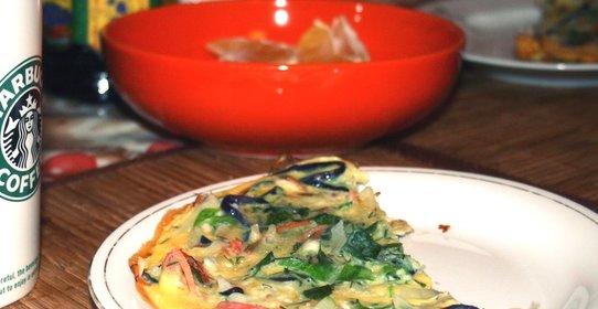 Омлет с морковью, болгарским перцем и луком