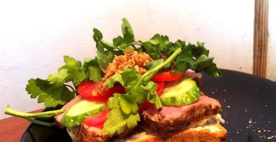 Датский открытый сэндвич (smørrebrød) с ростбифом