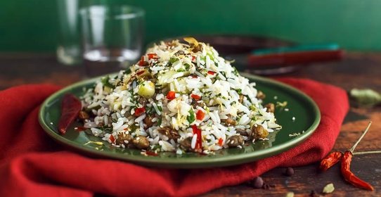 Салат из риса с зеленью и каперсами