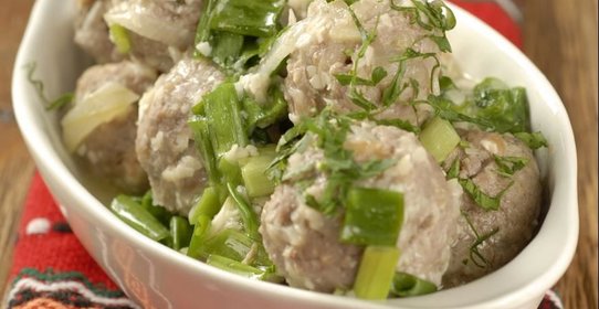 Мясные клецки в миндальном соусе