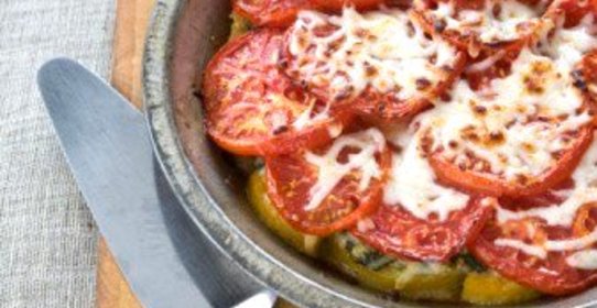 Свинина запеченная под шубой из перцев и помидор