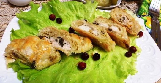 Пирог-слойка с курицей и шампиньонами