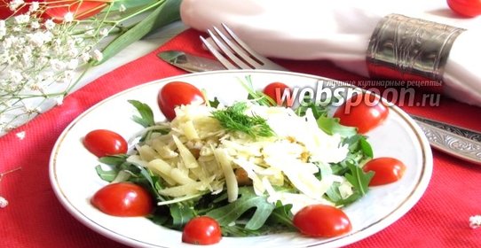 Салат с рукколой, куриным филе и пармезаном