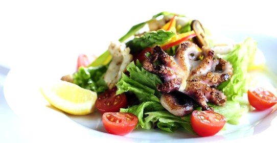 Салат с креветками и кальмарами