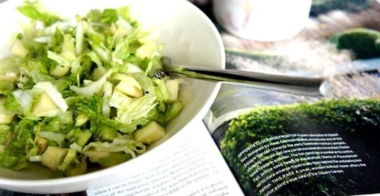 Салат с сельдереем и фруктами