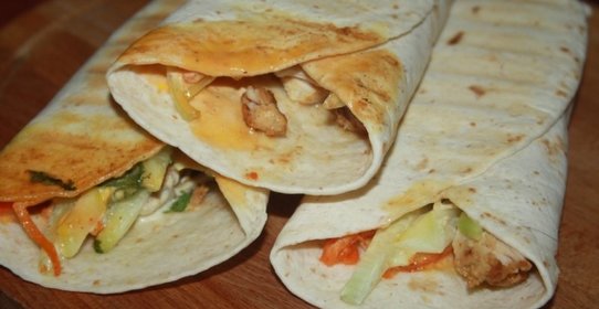 Тортильи с куриной грудкой-карри и овощами