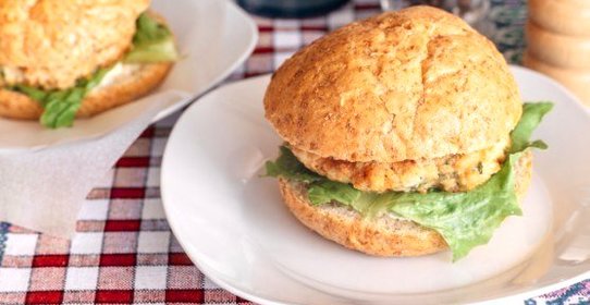 Гамбургеры с курицей, фетой и шпинатом