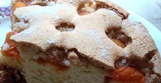 Шарлотка с абрикосами