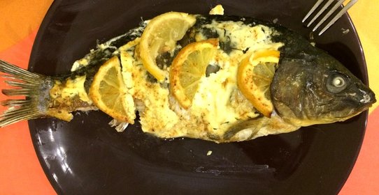 Карп со сметаной, лимоном и имбирем