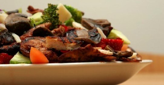 Салат из брокколи и помидоров с маринованной курицей и грибами шиитаке