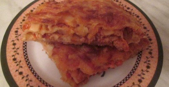 Мясной пирог с соусом бешамель