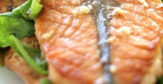 Маринованная семга на гриле с хлебом и салатом