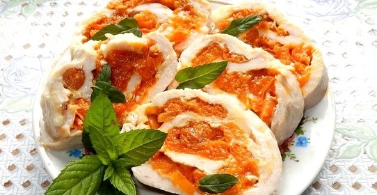 Куриный рулет с курагой и сыром