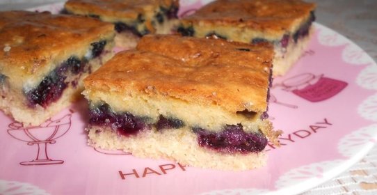 Оригинальная шарлотка с черникой