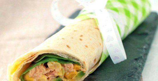 Рулет из лаваша с тунцом и кукурузой