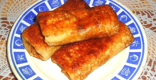 Блинные рулетики с рисом и колбасой