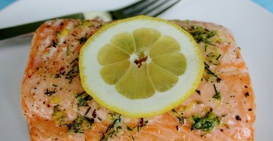 Запеченный лосось с лимоном и укропом