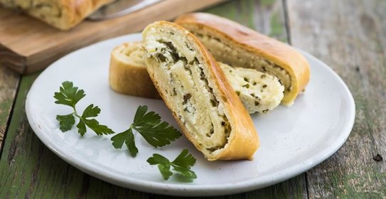 Рулет из творожного теста с брынзой и зеленью