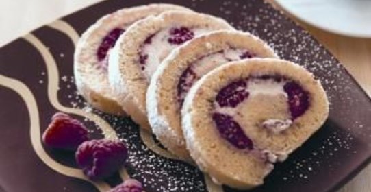 Швейцарский рулет с малиной