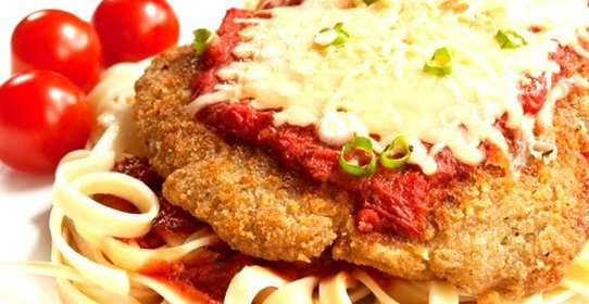 Телятина под сыром с томатным соусом, анчоусами и каперсами